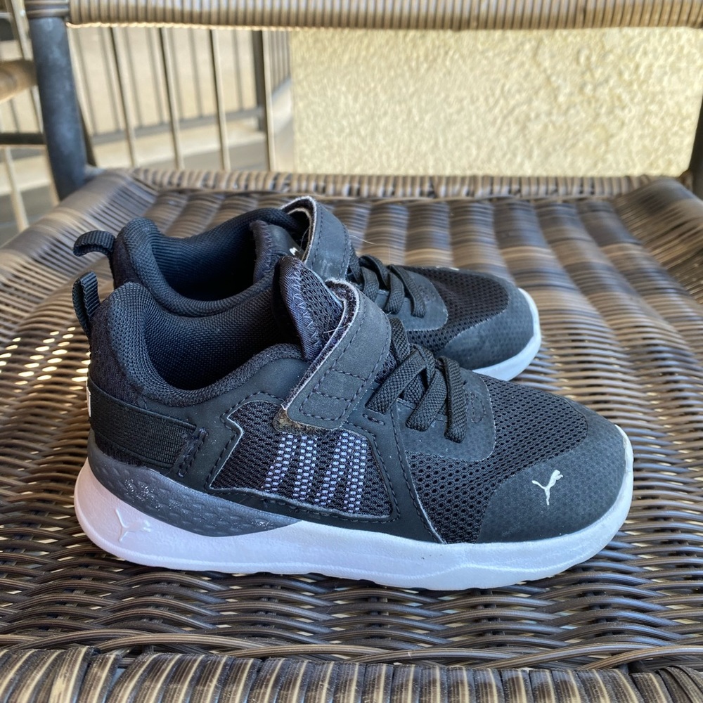 Puma Black & White Kids Size 9C StrapOn Shoes
